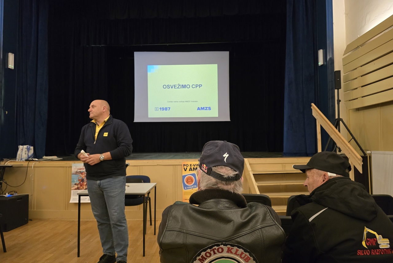 Predavanje inštruktorja varne vožnje v