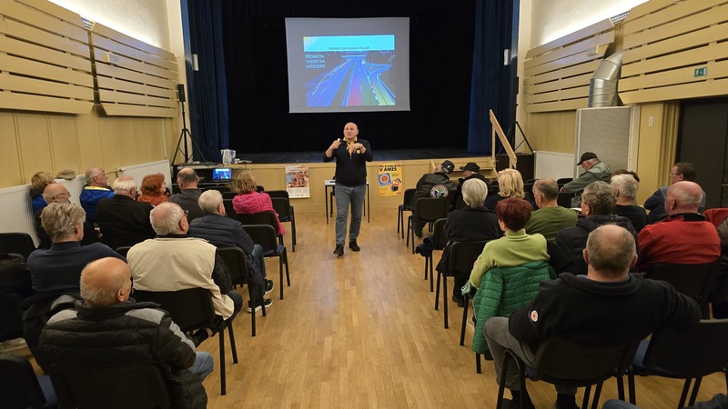 Predavanje inštruktorja varne vožnje