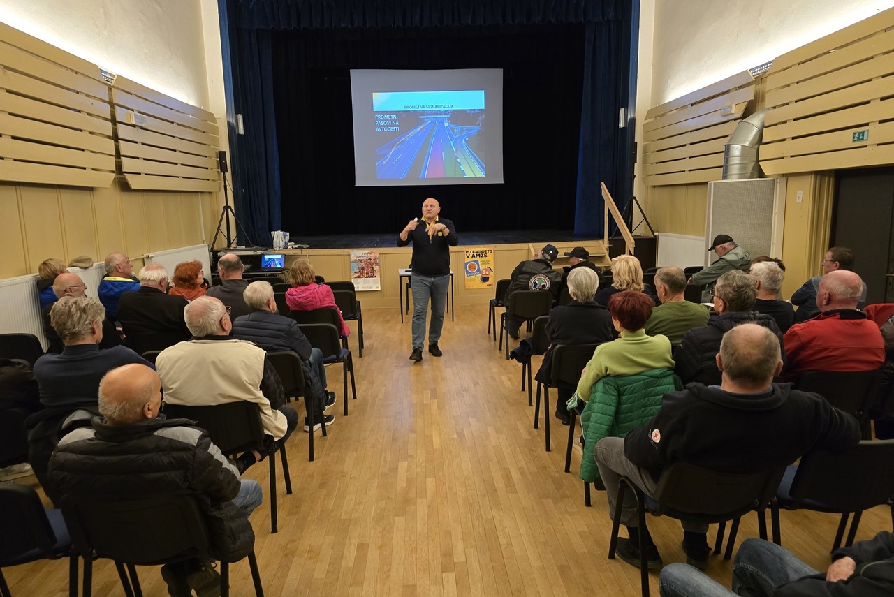 Predavanje inštruktorja varne vožnje
